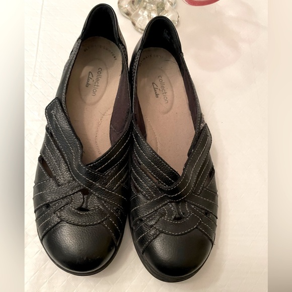 Clarks Slip on Black Leather shoes - Picture 2 of 6